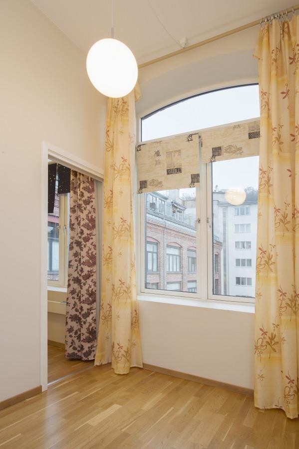 Leiligheten har store vinduer med mye lysinnslipp Galleribilde