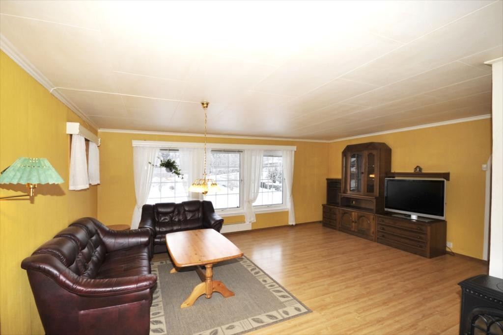 Romslig stue med gode lysflater Galleribilde