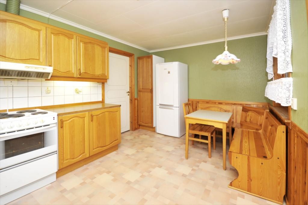 Kjøkken med plass til spisegruppe Galleribilde