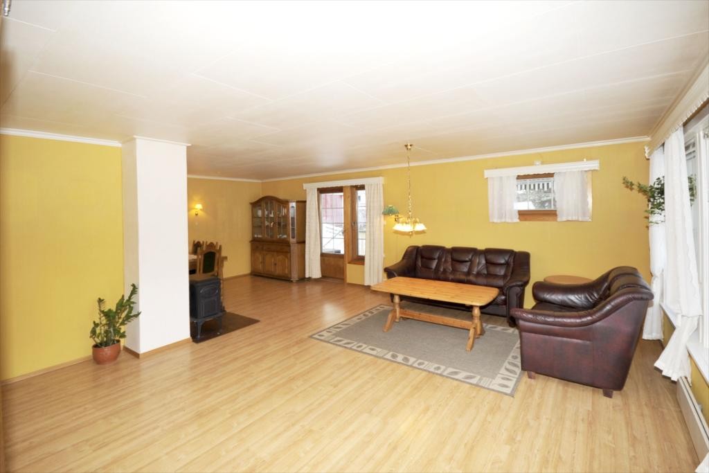 Utgang til stor terrasse fra stuen Galleribilde