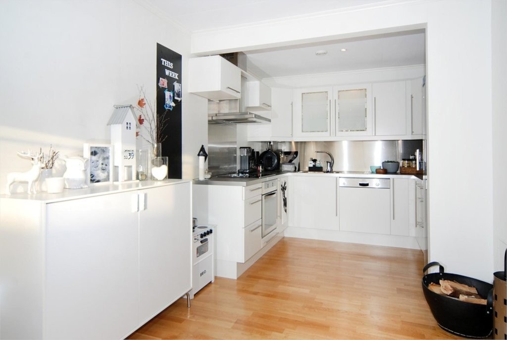 Flott kjøkken med integrerte hvitevarer Galleribilde