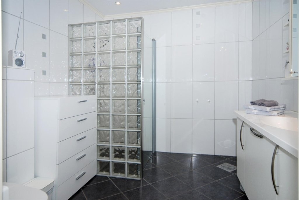 Pent flislagt bad Galleribilde