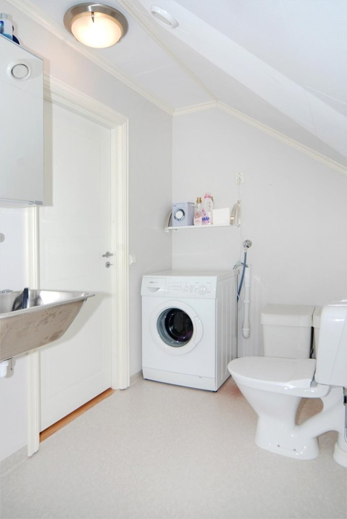 Bad med WC og opplegg til vaskemaskin i 2.etg Galleribilde