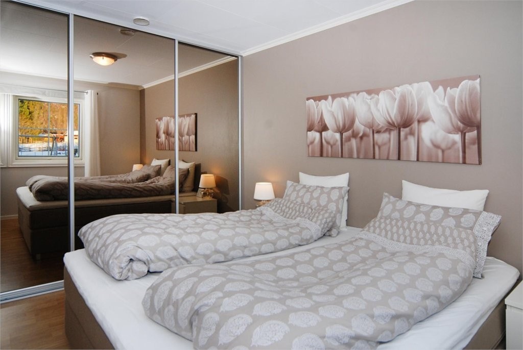 Soverom med skyvedørsgarderobe Galleribilde