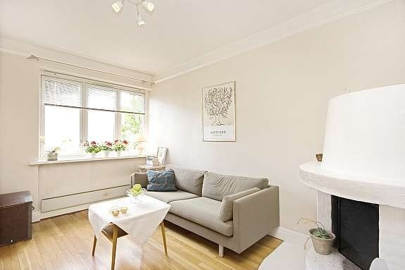 Lys stue med peis - bilde fra 2008 som viser mulig møblering Galleribilde