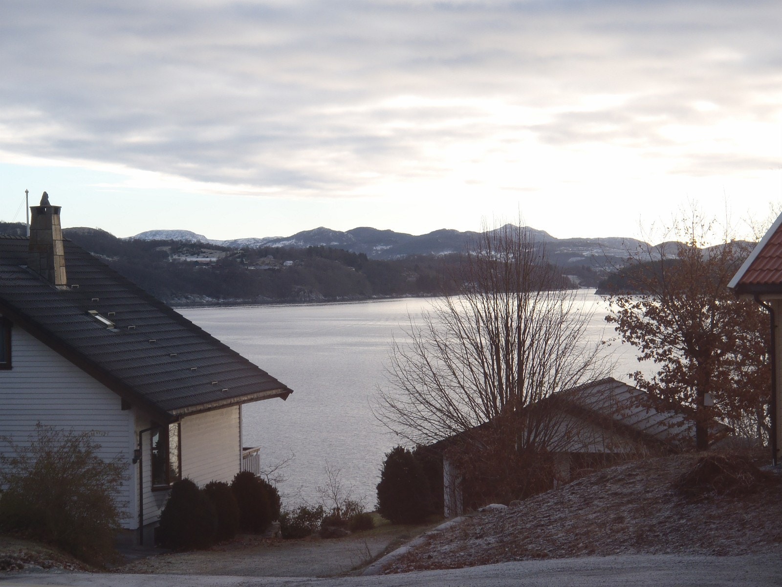 Utsikt frå stova og veranda Galleribilde