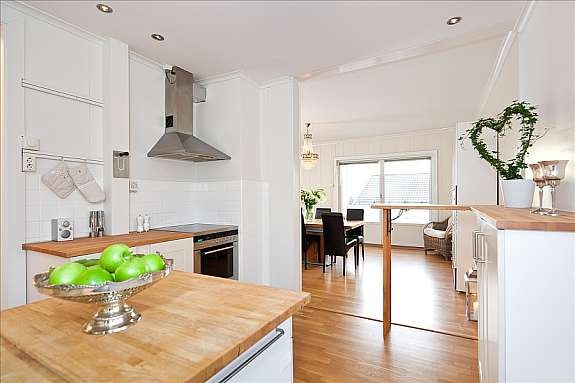 Delvis åpen kjøkkenløsning inn mot spisestue Galleribilde