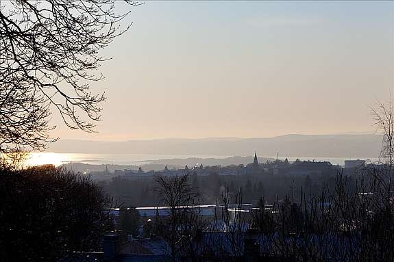 Utsikt mot byen/fjorden fra takterrassen Galleribilde