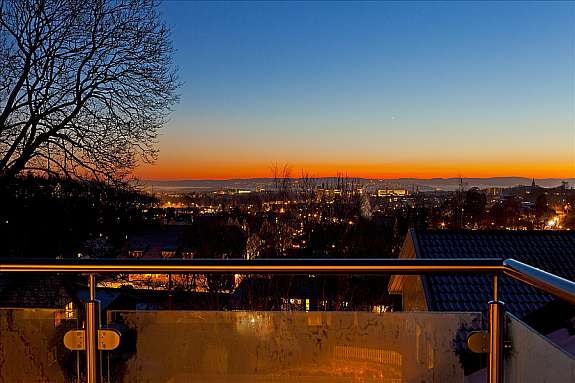 Utsikt fra soverom I mot byen/fjorden - "Blå timen" Galleribilde