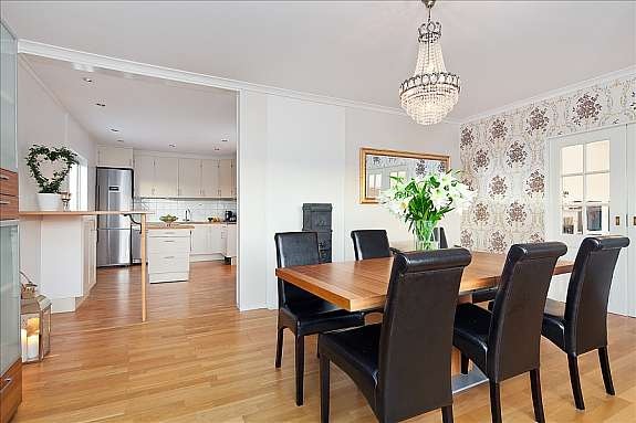 Spisestue mot kjøkken Galleribilde