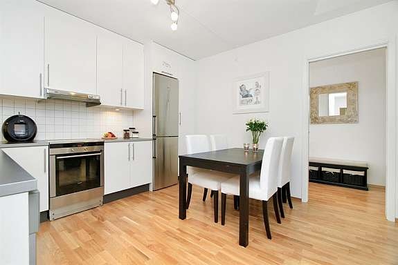 Kjøkken med god plass til spisebord Galleribilde