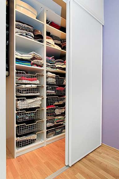 Soverom med praktisk garderobe Galleribilde