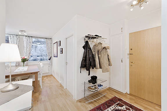 Lys entrè med parkett på gulv. Galleribilde