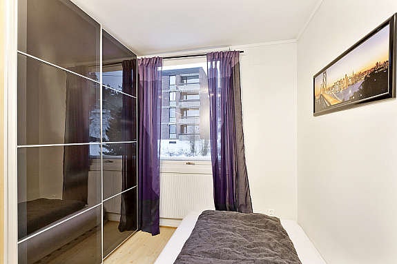 Soverom II med garderobeskap. Galleribilde