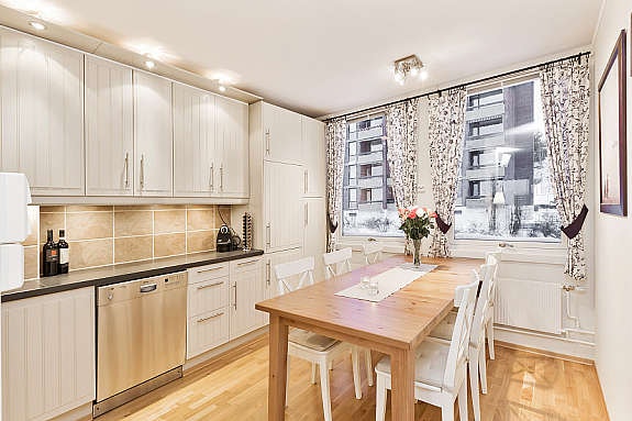 Kjøkken med plass til spisegruppe. Galleribilde