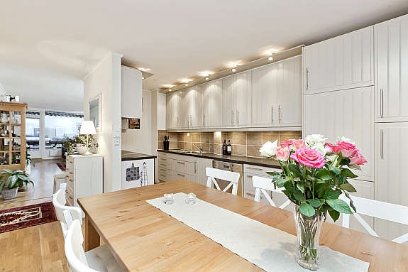 Kjøkken med integrert kjøle- og fryseskap, komfyr, koketopp og oppvaskmaskin. Galleribilde