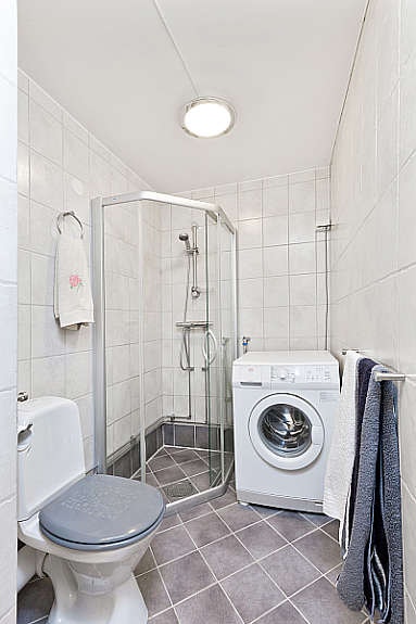 Bad med opplegg for vaskemaskin. Galleribilde