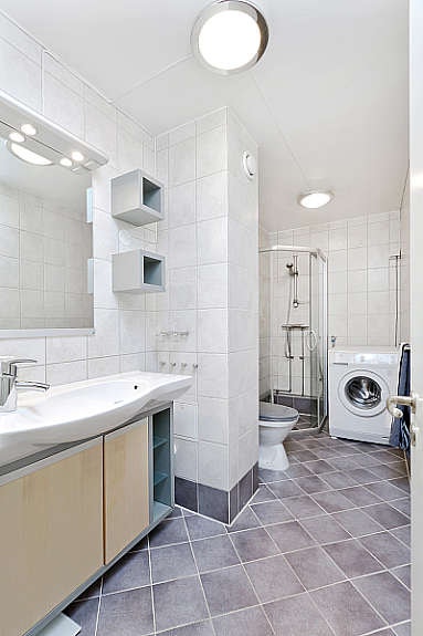 Delikat flislagt bad fra 2004 med varmekabler i gulv. Galleribilde