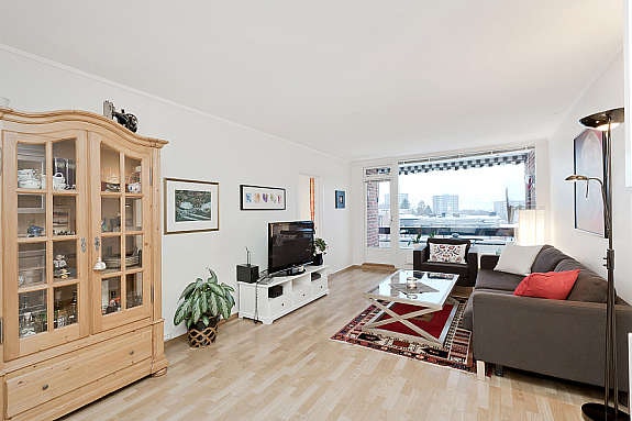 Utgang fra stue til solrik og usjenert balkong. Galleribilde