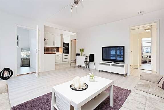 Stue vist mot kjøkken, disponibelt rom og entre Galleribilde