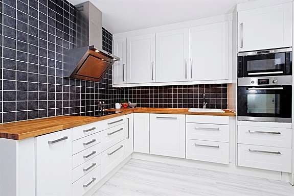 Kjøkkenet har integrerte hvitevarer fra 2010 Galleribilde