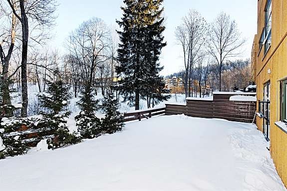 Fra stue har man utgang til stor hage på 55 kvm. Galleribilde