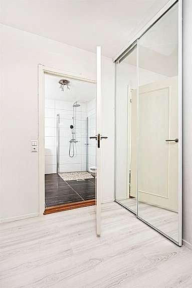 Lys og hyggelig entre med skyvedørsgarderobe Galleribilde