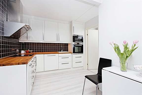 Nytt flott kjøkken fra 2010 med inngang til bod Galleribilde