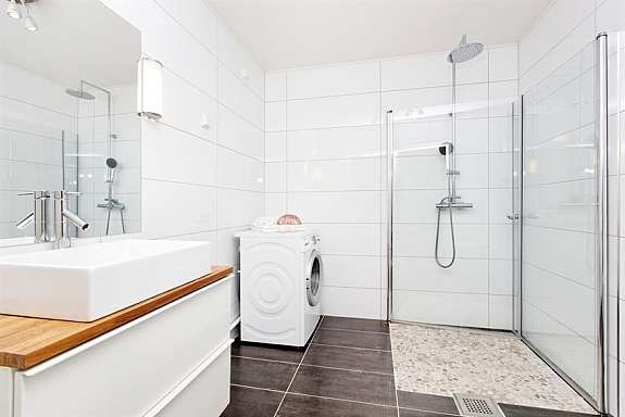 Stort og delikat flislagt bad fra 2010 Galleribilde