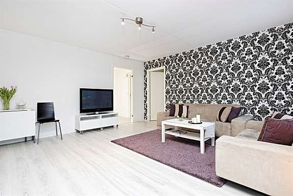 Stuen har god plass til sofagruppe og spisebord Galleribilde