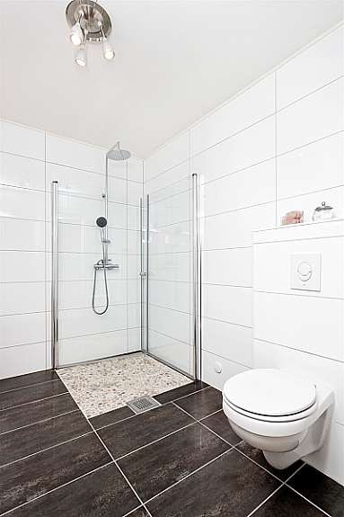 Stor dusj med moderne løsninger og materialvalg Galleribilde