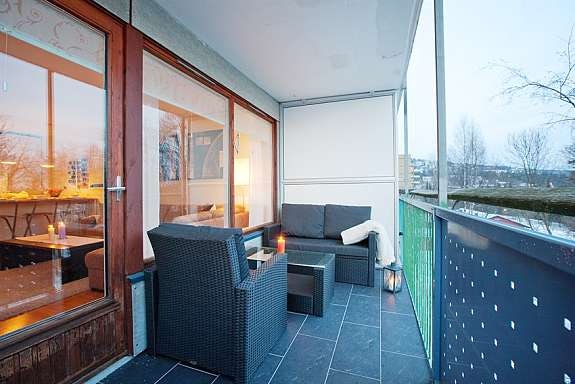 Trivelig balkong med fin utsikt mot byen Galleribilde