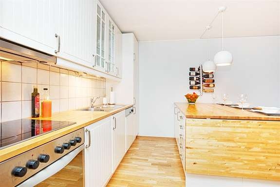 Kjøkkenet er lyst og trivelig med god benkplass Galleribilde