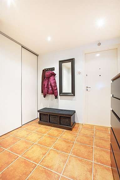 Entreen med skyvedørsgarderobe Galleribilde