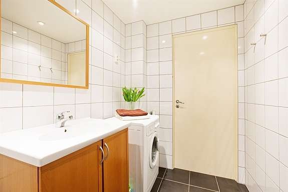 Det er plass til vaskemaskin på badet Galleribilde