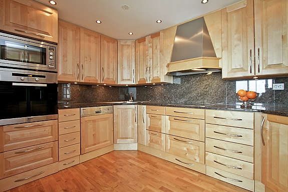 Flott kjøkken med intg. hvitevarer Galleribilde