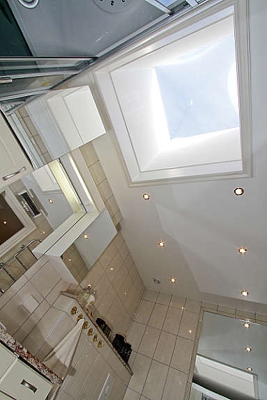 Takvindu/overlys på bad Galleribilde