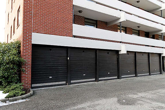 2 garasjer medfølger i salget Galleribilde