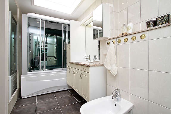 Nydelig velutstyrt bad Galleribilde