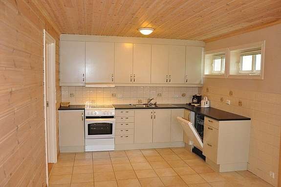 Kjøkken med fulle skap. Galleribilde