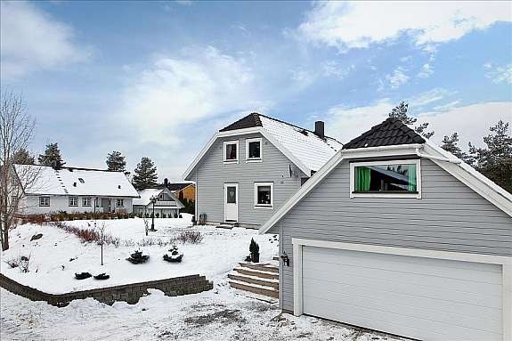 Fasade med garasje Galleribilde