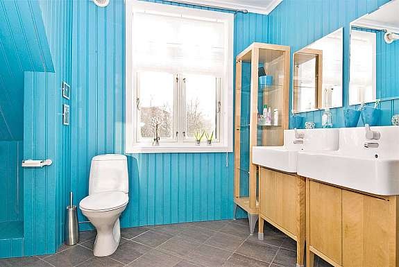 badet ble pusset opp i sin helhet i 2002 iflg. eier.
badet har fliser på gulv og panel på vegger. Galleribilde