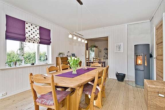 Lys og koslig stue/spisestue med nyere montert vedovn. Galleribilde