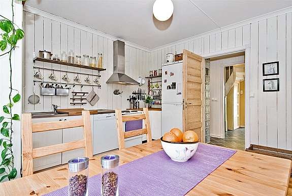 Romslig kjøkken. Kjøkkenet har Ikea innredning med hvite fronter. Galleribilde