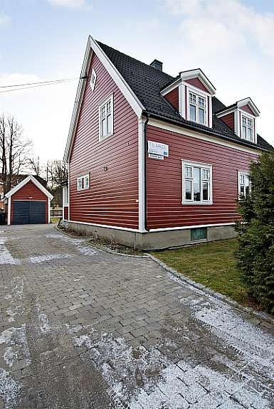 Flott enebolig beliggende i rolig og barnevennlig boområde. Galleribilde