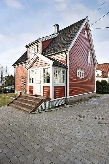 Pent opparbeidet uteareal med steinlagt innkjørsel og gårdsplass Galleribilde