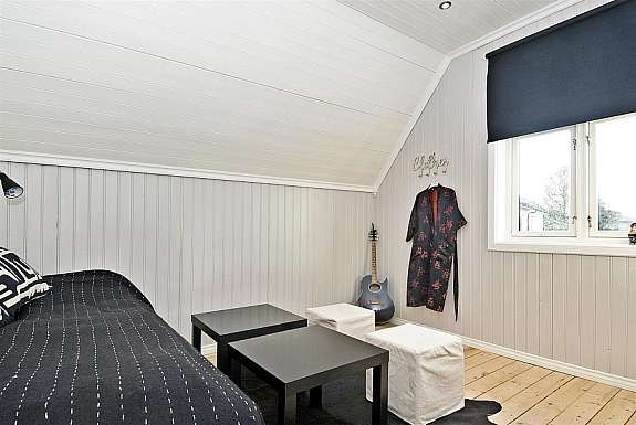 Soverom i 2.etasje. Etterisolert vegger og tak. Montert downlights i tak. Galleribilde