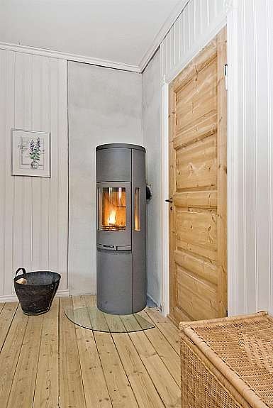 Nyere vedovn montert i stue/spisestue. Galleribilde