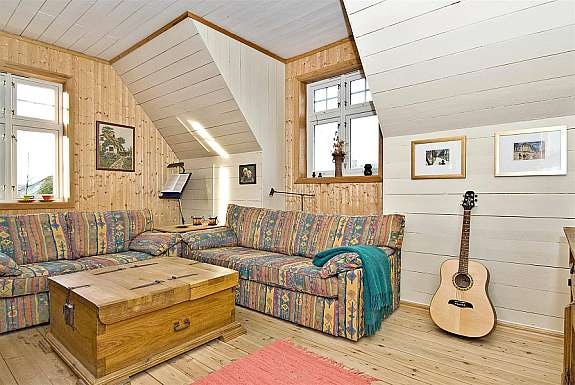 Stue/soverom i 2.etasje. Montert vedovn i rommet. Galleribilde