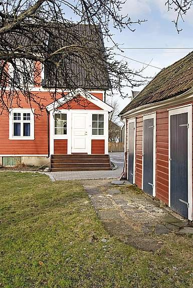 Utehus og koslig hage. Galleribilde